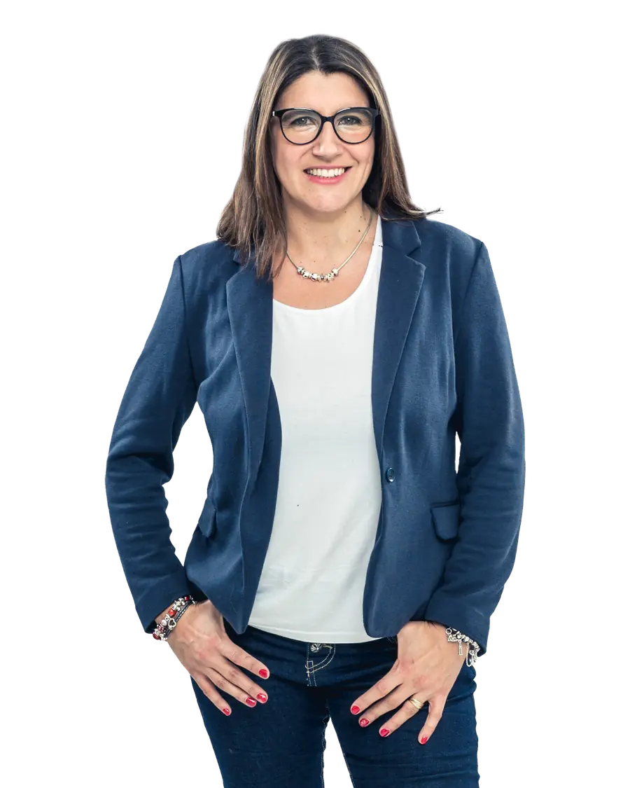 Claire KREMER, agent immobilier, en blazer bleu marine