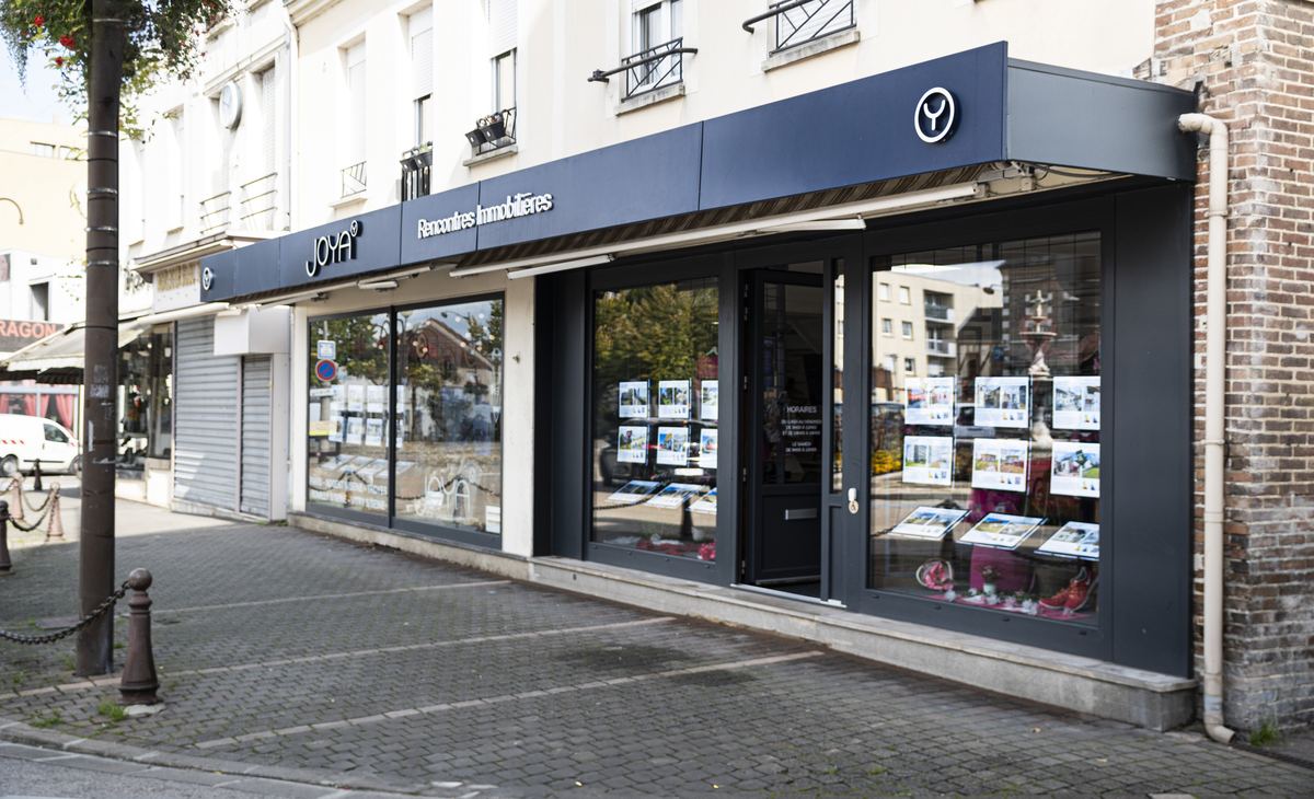 Façade de l’agence Joya, place des Martyrs pour la Libération à Romilly-sur-Seine