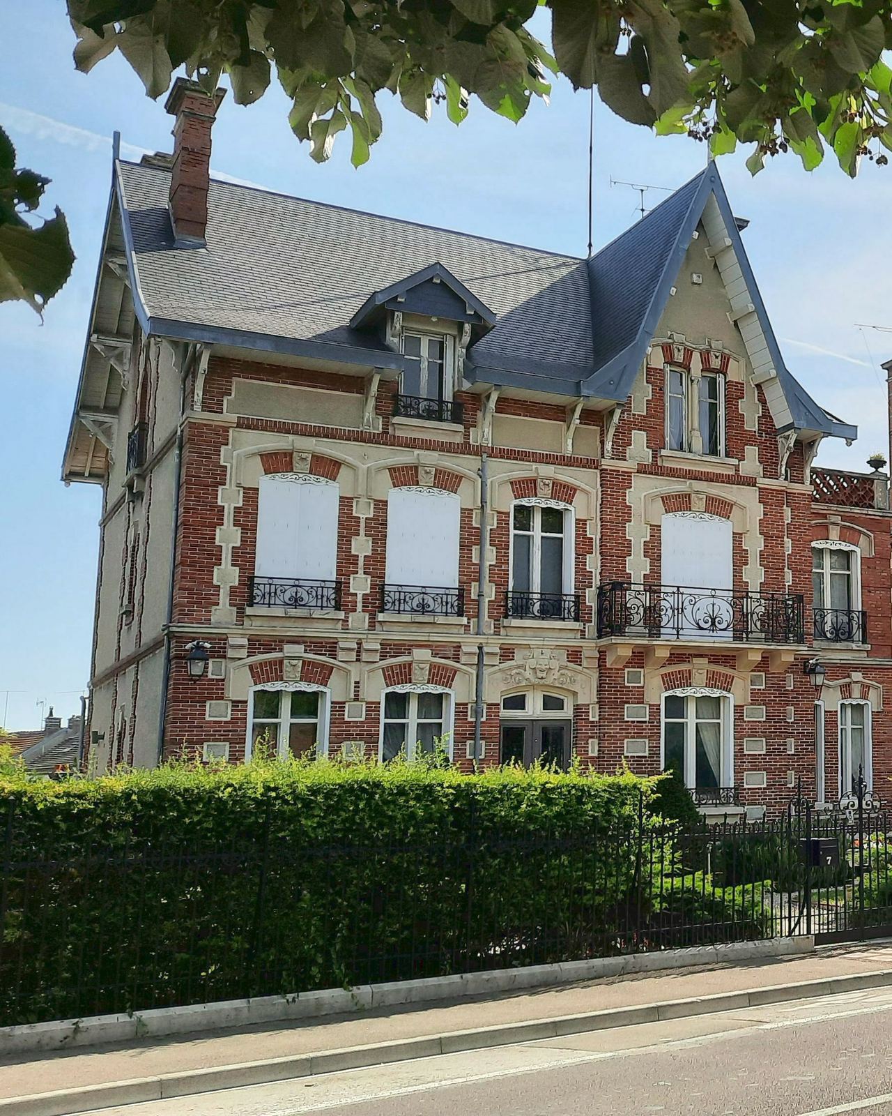 Villa de brique et de pierre à Romilly-sur-Seine, sous les tilleuls